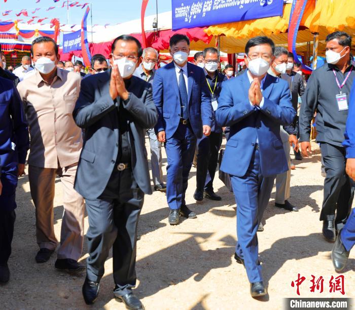 柬埔寨首相洪森同中国驻柬埔寨大使王文天共同出席在波萝勉省举行的工程竣工通车典礼。　欧阳开宇 摄