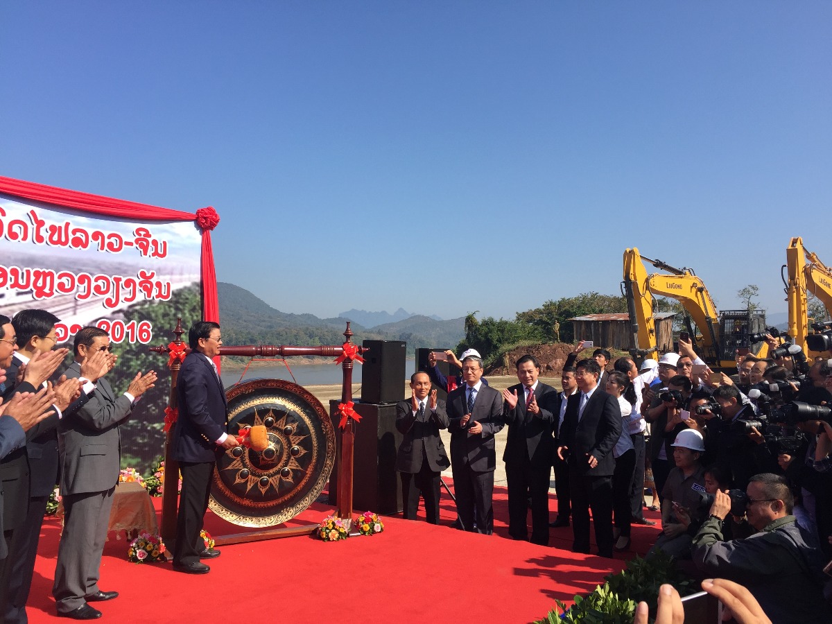 说明: E:\工作 黄昀昀\2022年\2月刊\【RCEP·机电】2022.02 黄昀昀\中老铁路开工仪式上，柳工的机械设备在一旁等待开工.jpeg